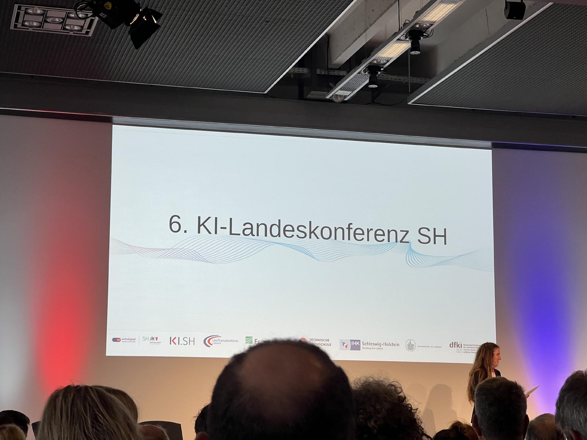 Leinwand mit Text und Logo der 6. KI-Landeskonferenz