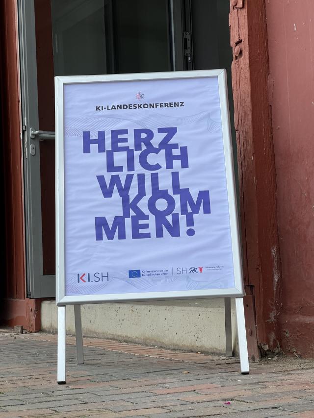 Schild mit Herzlich Willkommen vor dem Haupteingang