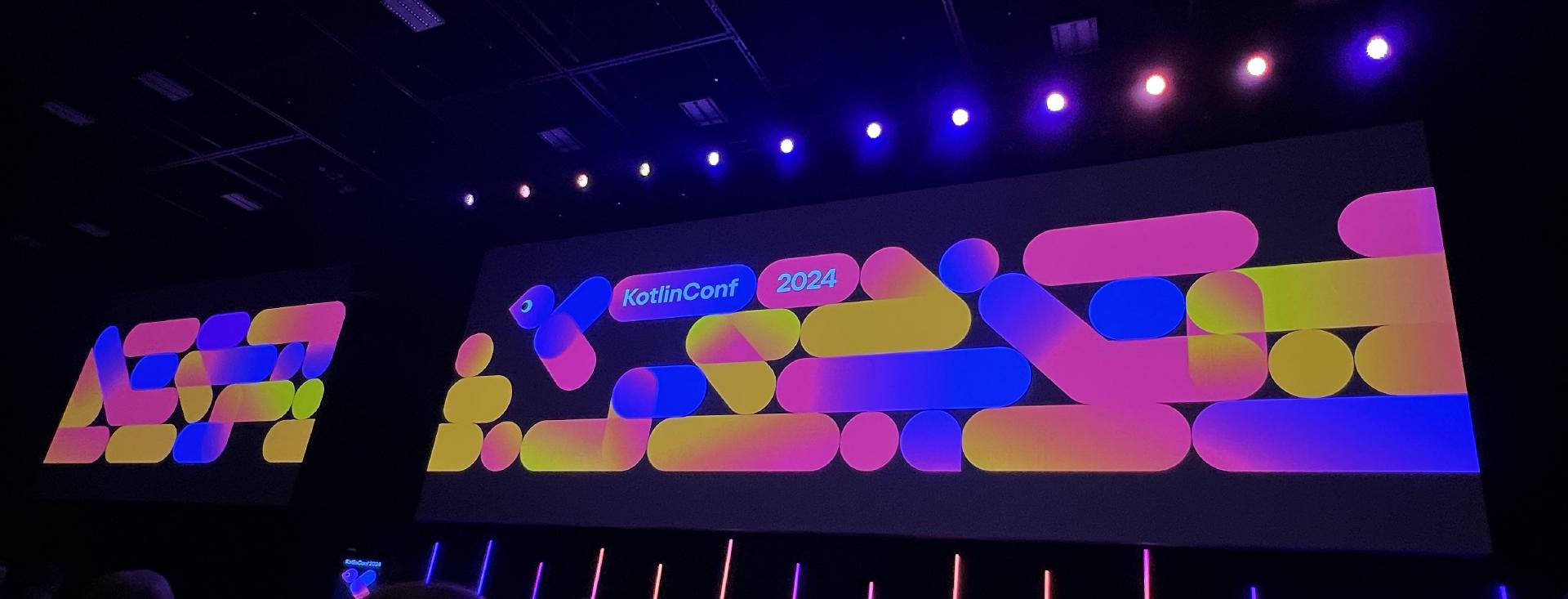 Leinwand mit Text und Logo der KotlinConf 2024
