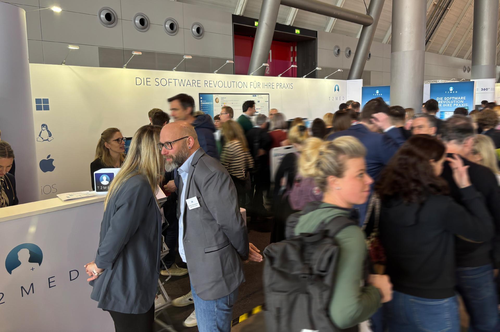 Eine Vielzahl an Interessenten lässt sich auf dem T2med-Messestand über T2med informieren