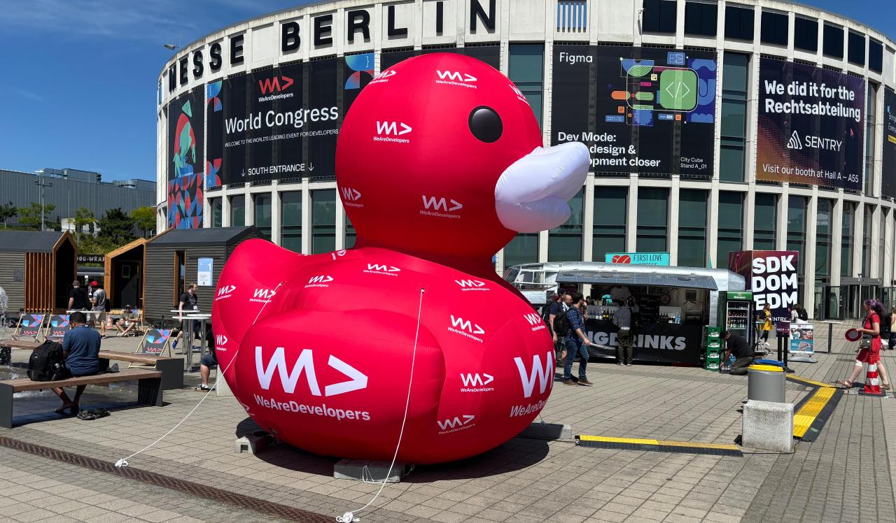 WeAreDevelopers-Ente vor Südeinang der Messe